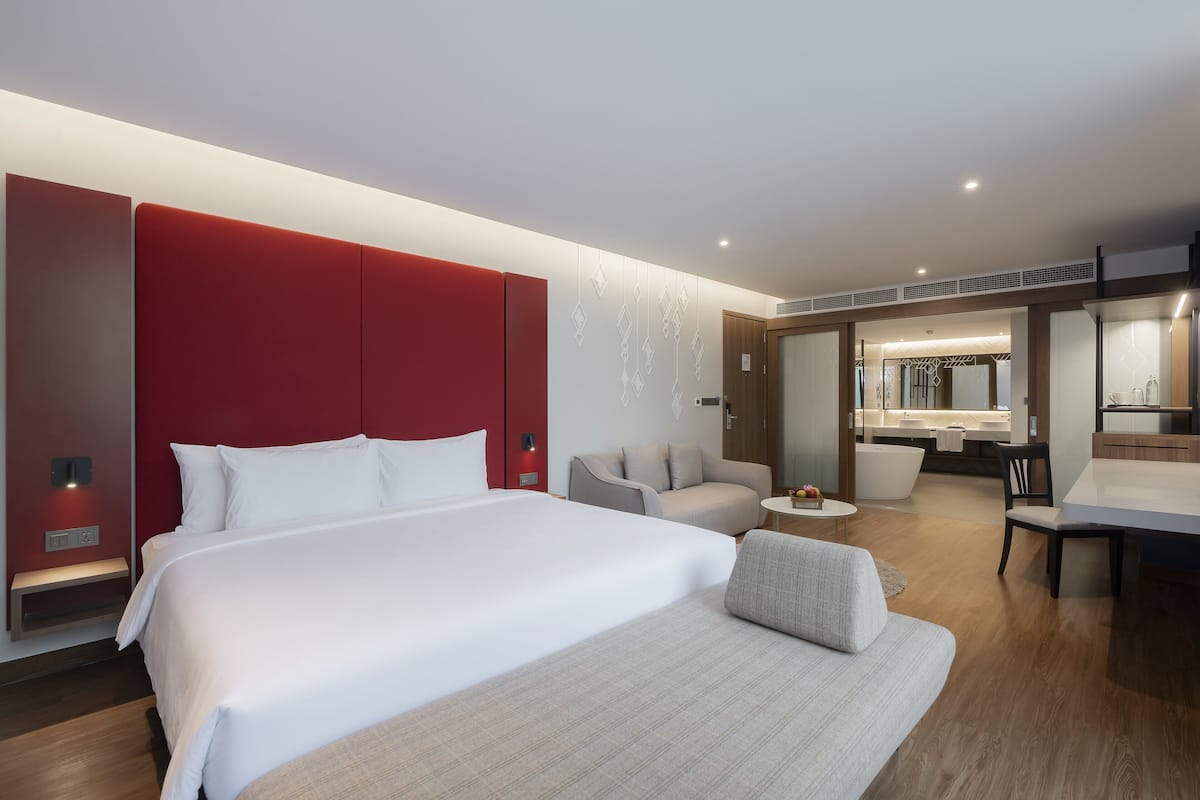 Premium Suite | 1 bedroom, minibar, in-room safe, desk