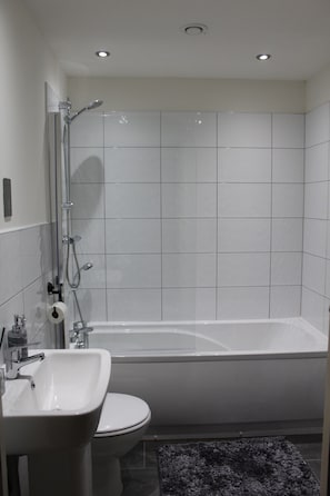 Une salle de bain moderne avec une baignoire, un lavabo et des toilettes.
