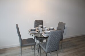 Appartement | Cuisine privée | Réfrigérateur, micro-ondes, four, plaque de cuisson