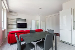 Dining - APT within walking distance of Garibaldi and P.zza Gae Aulenti (Milano)