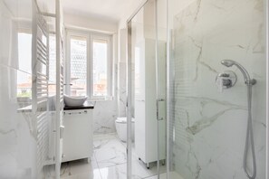 Shower - APT within walking distance of Garibaldi and P.zza Gae Aulenti (Milano)