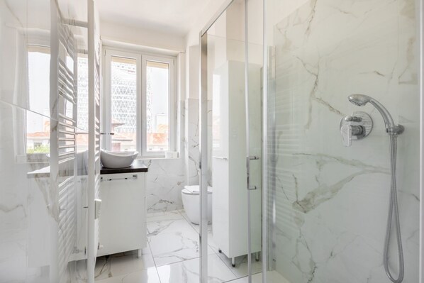 Shower - GuestHost - APT a few steps from Garibaldi and P.zza Gae Aulenti (Milano)