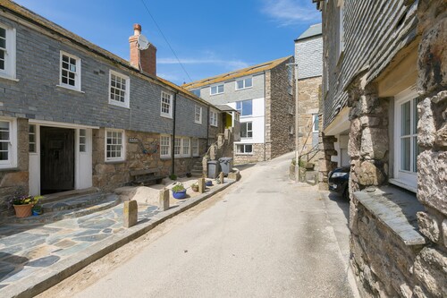 Alba, Downalong – Sleeps 5 – Partial Sea Views - Dog Friendly