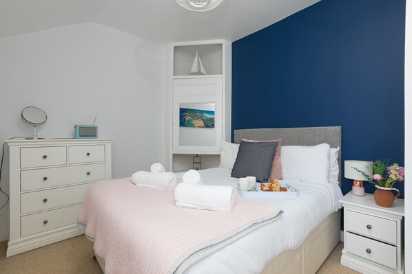2 bedrooms, desk, iron/ironing board, WiFi
