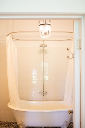 Habitación de lujo, 1 cama Queen size | Baño | Amenidades de baño de diseñador, secadora de cabello, batas, pantuflas 