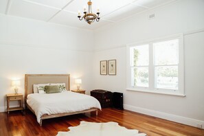 Ropa de cama de alta calidad y colchones con acolchado adicional