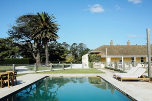 Outdoor pool, pool umbrellas, sun loungers - Mount William Station (Willaura)