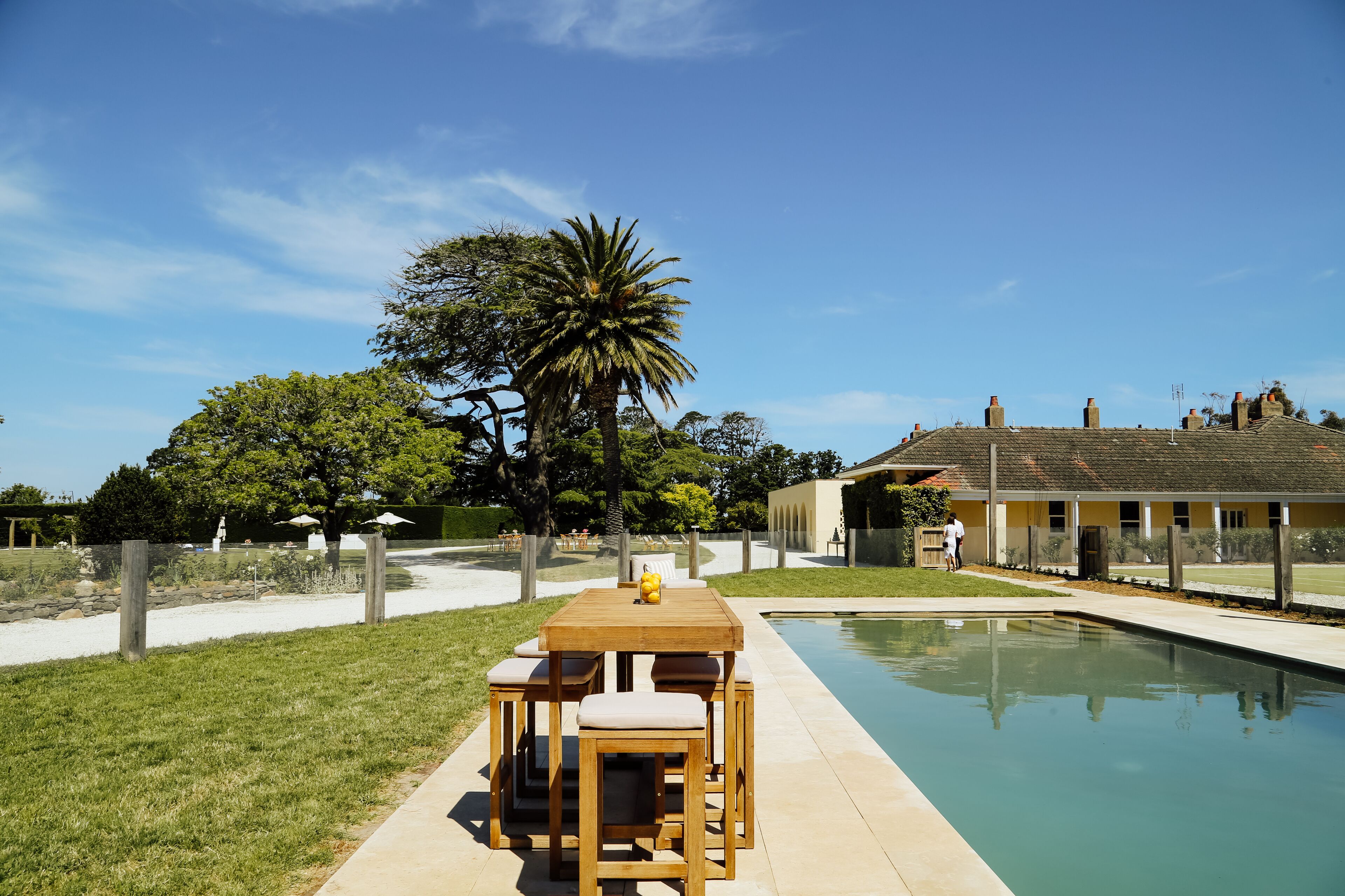 Piscine extérieure, parasols de plage, chaises longues
