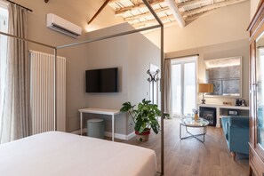 Studio Suite Mewah, 1 kamar tidur | Seprai premium, selimut bulu angsa, bantalan ekstra lembut, dan minibar