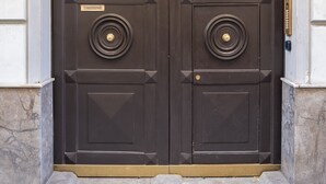 A double door with a decorative arch above it. - Vossia Luxury Rooms & Sicilian Living (Palermo)
