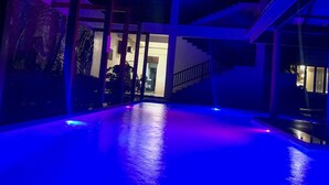 Piscine extérieure, chaises longues