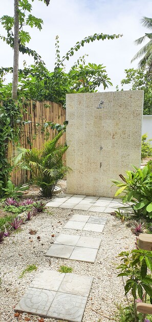 Outdoor pool, open 7:00 AM to 10:00 PM, pool loungers - Seafront Apartment Coral Coast (Korotogo)