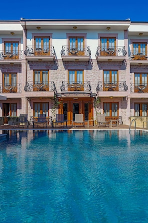 Front of property - CUNDA BARADIEL HOTEL (Ayvalik)