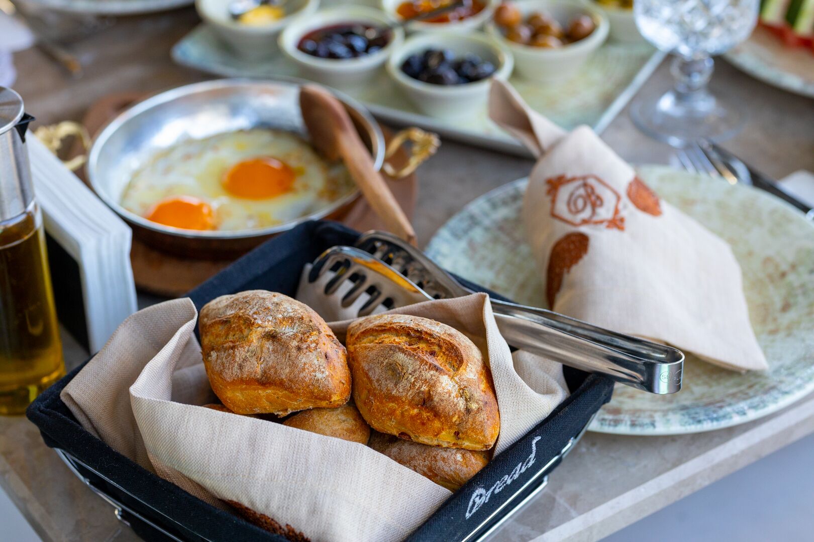 Una bandeja de desayuno con pan, huevos y arroz.