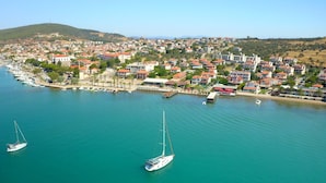 Une ville côtière dotée d’un port de plaisance, de bateaux et d’immeubles résidentiels.