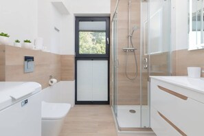 Douche, séchoir à cheveux, shampooing
