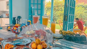 Free daily self-service breakfast  - Pousada BellaSophia (Guarujá)