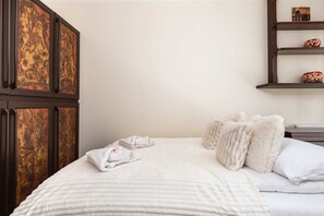 1 habitación, tabla de planchar con plancha y ropa de cama 