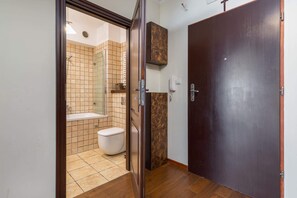 Badewanne, Haartrockner, Handtücher, Shampoo