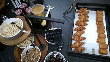 Desayuno continental todos los días (EUR 14.50 por persona)