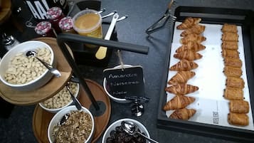 Desayuno continental todos los días (EUR 13.5 por persona) 