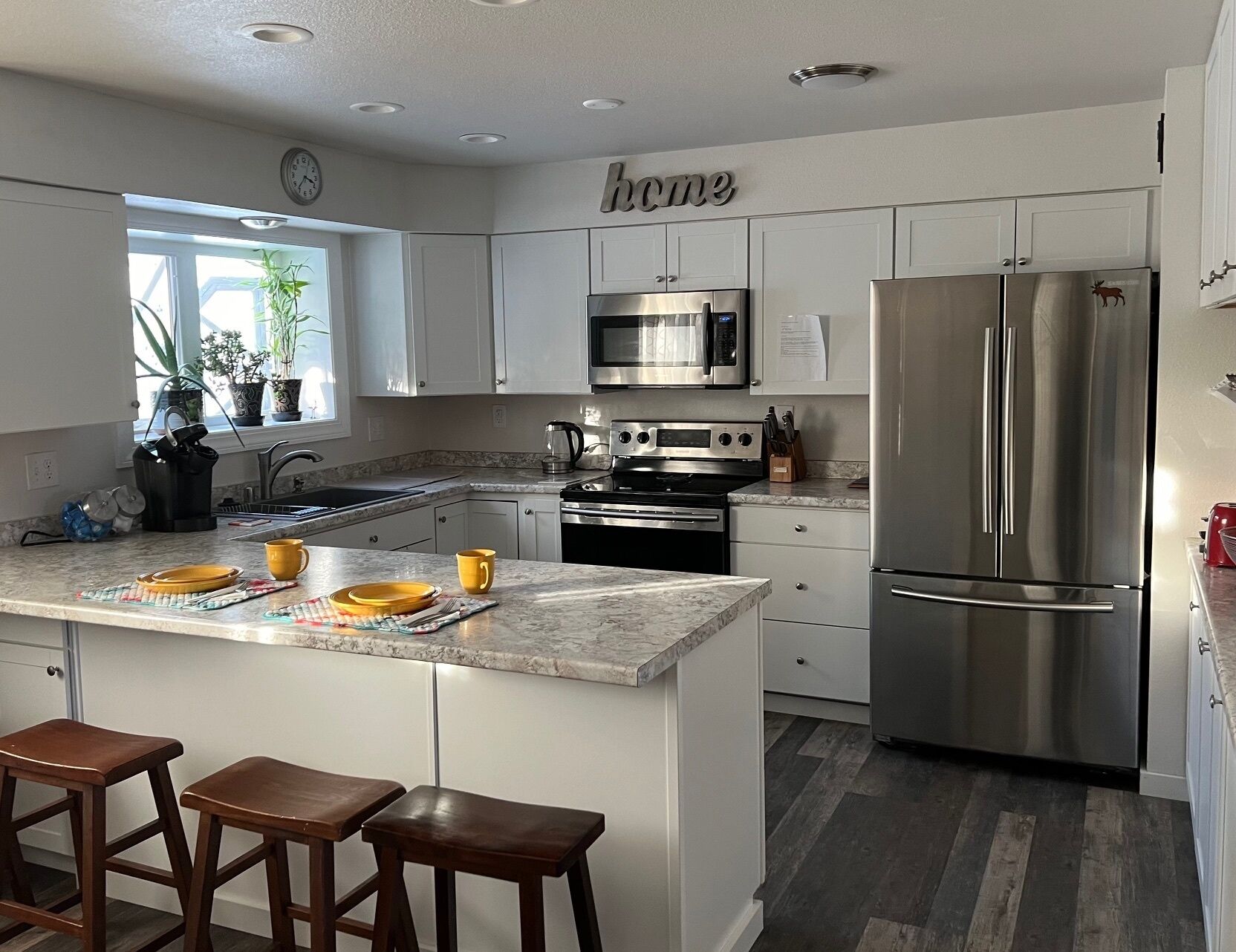 Réfrigérateur, micro-ondes, four, plaque de cuisson