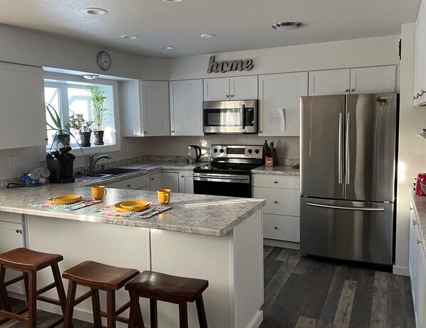 Kühlschrank, Mikrowelle, Ofen, Herdplatte