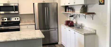 Geladeira, micro-ondas, fogão, cooktop