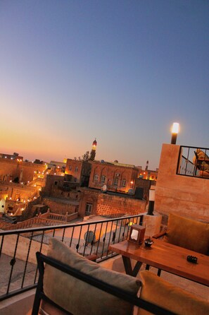 واجهة المنشأة - في المساء/الليل