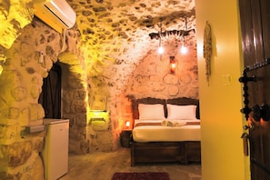 Economy Double Room, 1 King Bed | 1 bedroom, premium bedding, individually decorated, desk
