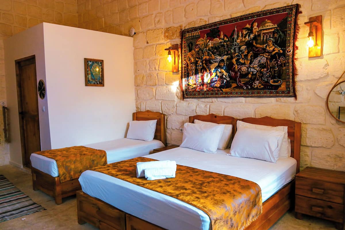 Habitación cuádruple Confort, varias camas, vista a la ciudad | 1 habitación, ropa de cama de alta calidad y decoración personalizada