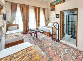 Habitación superior con 1 cama doble o 2 individuales, 1 habitación, vistas a la ciudad | Sábanas de algodón egipcio y ropa de cama de alta calidad
