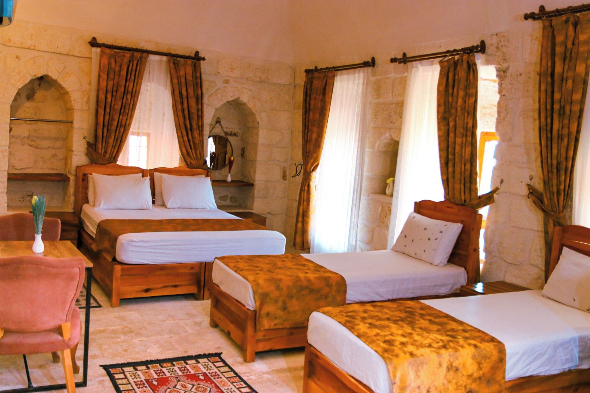 Comfort-Doppel- oder -Zweibettzimmer, Mehrere Betten, Stadtblick | Hochwertige Bettwaren, individuell dekoriert, Schreibtisch