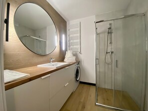Een douche, shampoo