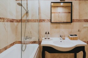 Kostenlose Toilettenartikel, Haartrockner, Handtücher, Seife