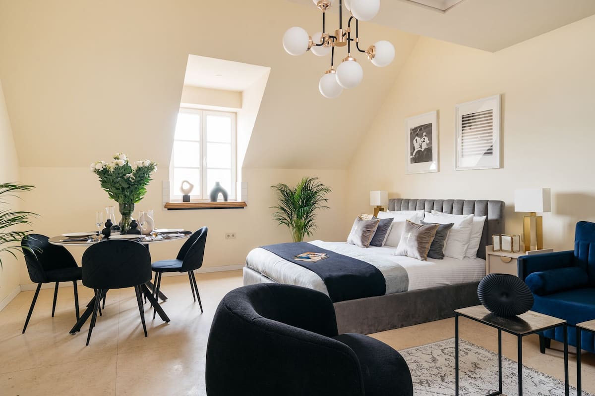 1 habitación, decoración personalizada y muebles diferentes