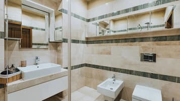 Perlengkapan mandi gratis, pengering rambut, handuk, dan sabun