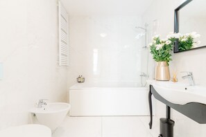 Standard Studio | Bathroom | Free toiletries, hair dryer, towels, soap - Bogoria House (Kraków)