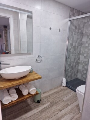 Douche, sèche-cheveux, serviettes fournies, papier toilette