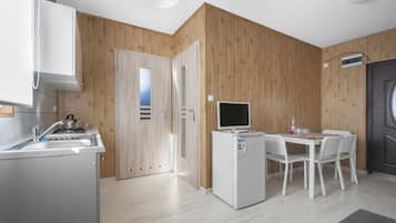 Køleskab, mikrobølgeovn, kaffe-/temaskine, elkedel