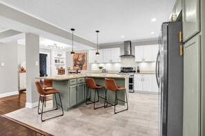 Fridge, microwave, oven, stovetop - Luxury Memphis Musical Estate! Pool, Games! (Memphis)