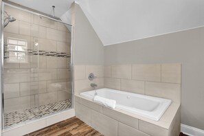 Ducha y bañera combinadas, secador de pelo, toallas y jabón