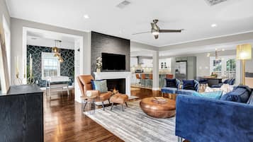 Una Smart TV, una chimenea, un futbolín