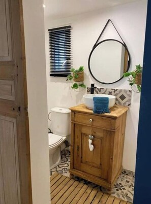 Douche, serviettes fournies, papier de toilette