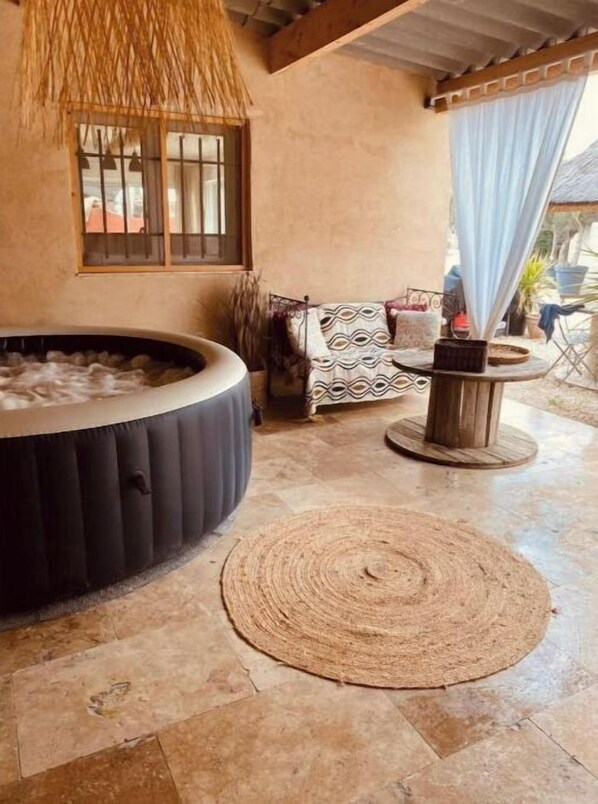 Terrace/patio - For nature lovers and horses (fourques)