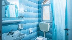 Double or Twin Room | Bathroom | Shower, towels, soap, shampoo - Smaragdine Beach (Hersonissos)