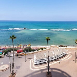 على الشاطئ