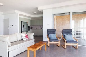 TV, offices - Iconic Tower 3BR | Frontline Sea View | Mamad (Bat Yam)