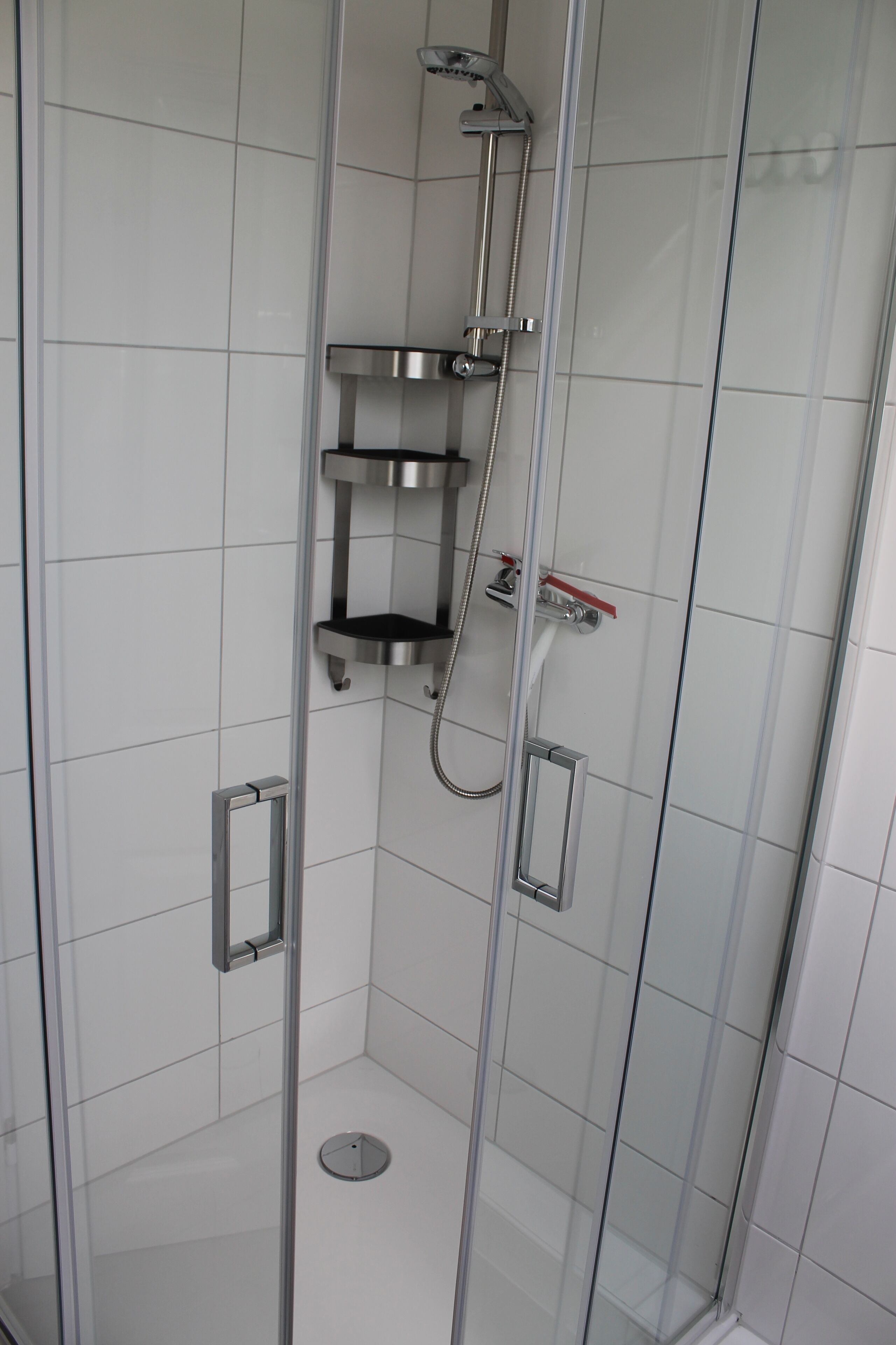 Apartament clàssic | Bany | Dutxa, assecador de cabells, tovalloles i sabó 