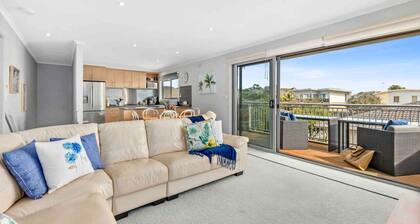 Peacehaven- walk to beach, shops. Parking, aircon